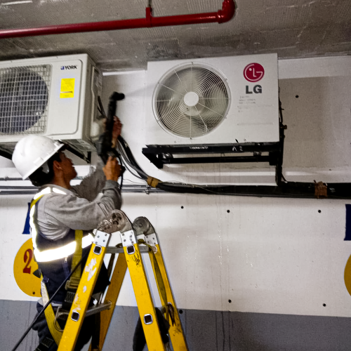 tecnico con equipo LG- socioclima