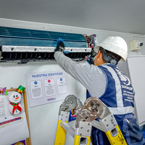 tecnico de socioclima arreglando aire acondicionado manos arriba imagen mejorada