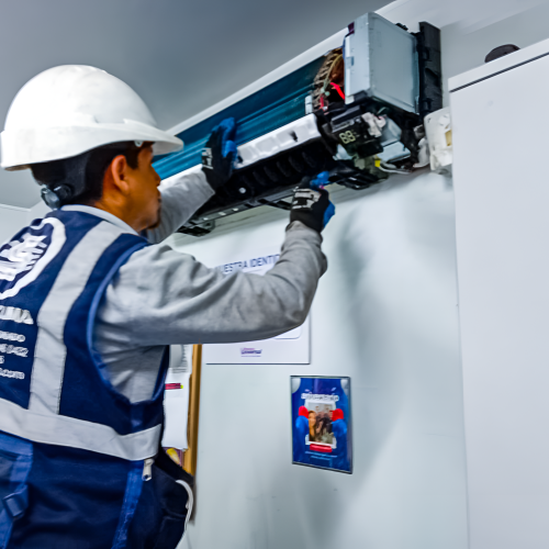 tecnico socioclima arreglando aire acondicionado imagen mejorada (1)