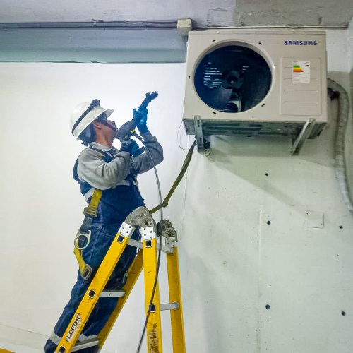 tecnico soplando equipo samsung foto mejorada